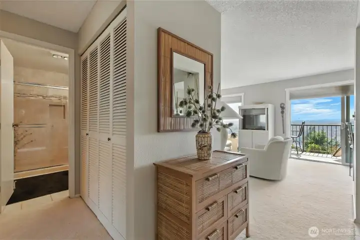 Condo offers a great floor plan with no wasted space, maximizing the square footage.
