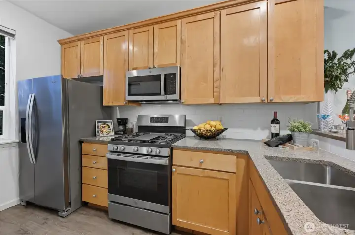 Loads of upper & lower cabinets for all your cooking needs