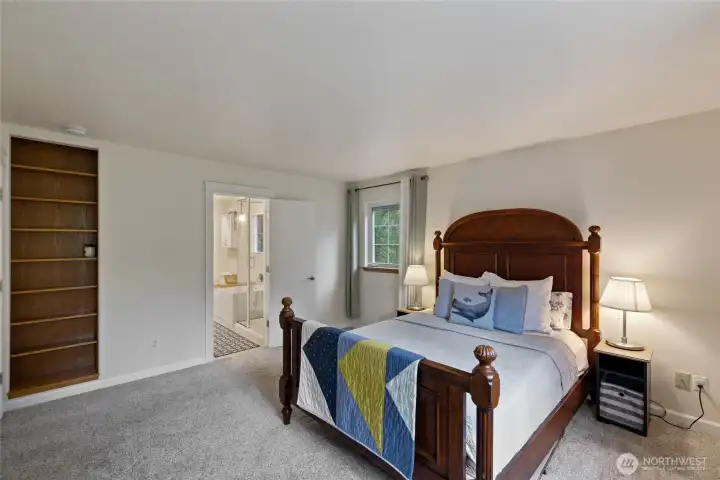 Built in bookshelves and door leads to five piece en suite and walk in closet!
