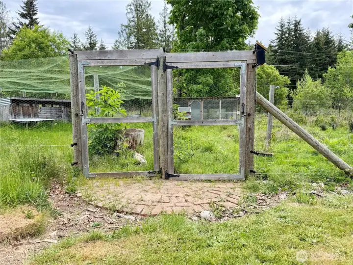Protected aviary area Protected aviary area