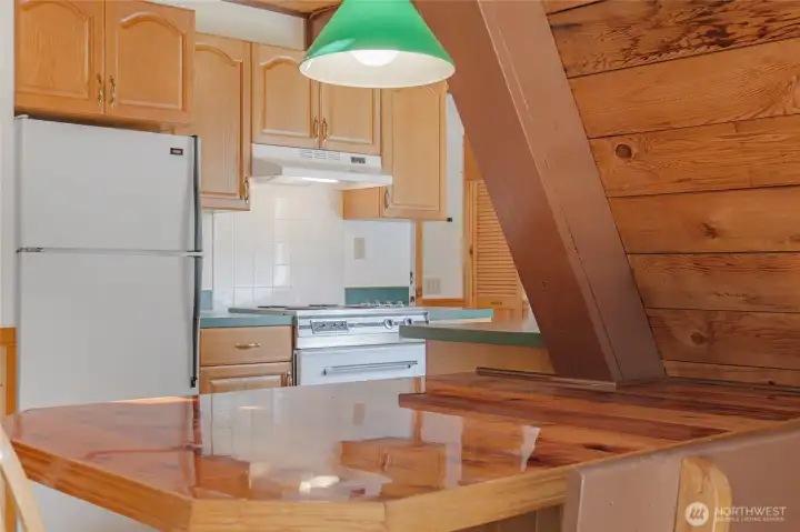 kitchen w/built in table