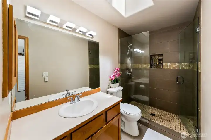 Full Main bathroom.