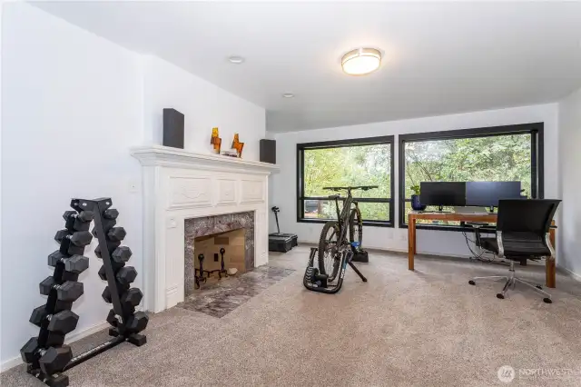 Office that can be easy converted to bedroom
