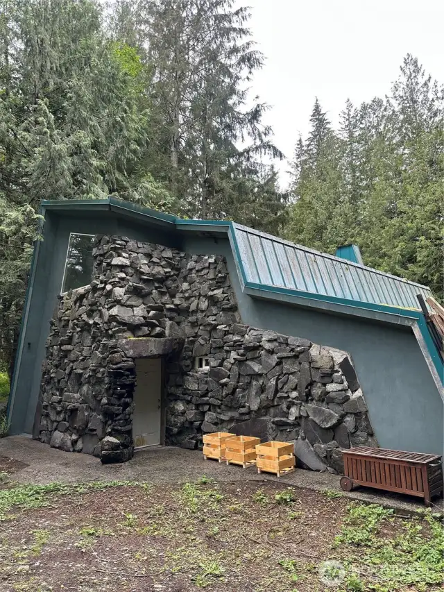 2000 +/_ sq ft outbuilding