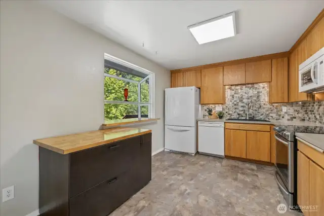 Kitchen - all appliances convey!