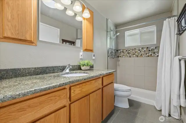Bathroom ensuite - it has heated floors!