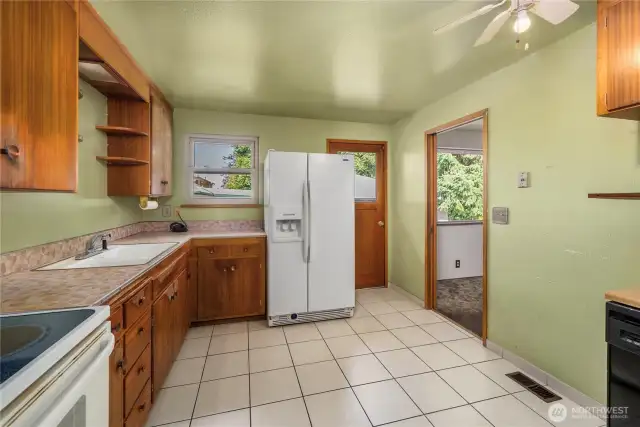 Professionally cleaned and waiting for your ideas. Door out to deck.