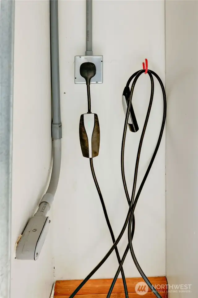 Solor vehicle charger