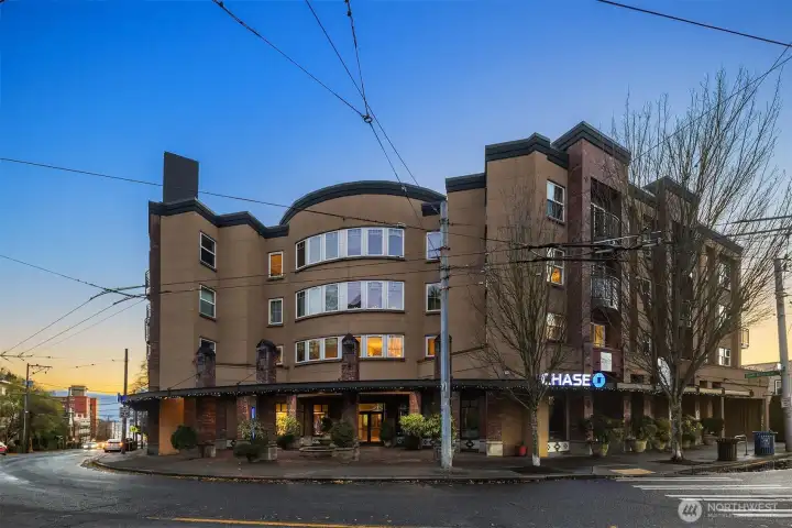 Welcome to the well sought after Galer Gardens condominiums, where you'll find contemporary style paired with urban living in the desirable community of Queen Anne.