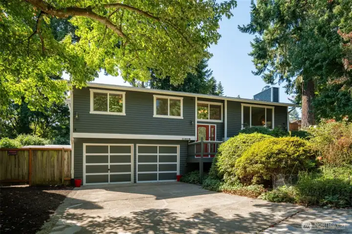 Split-level home located in Kirkland’s sought-after Highlands neighborhood, featuring a new roof installed in 2022.