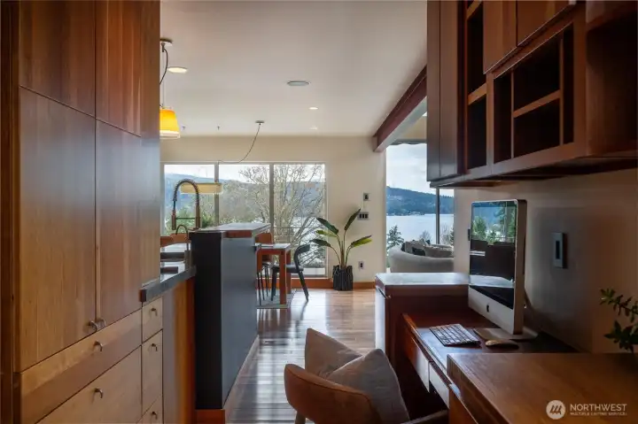 Every detail matter... workstation nearby, also benefits from the views to the lake.