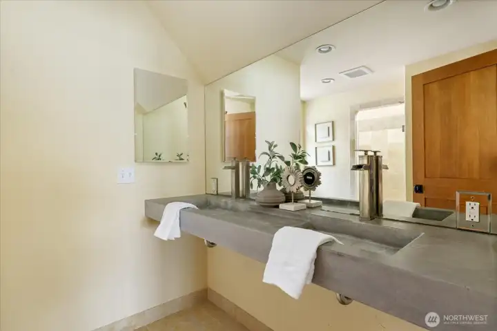 Upper level primary bath