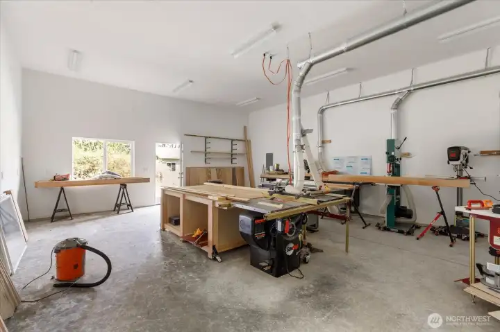 Shop area w/220 set up for serious wood working