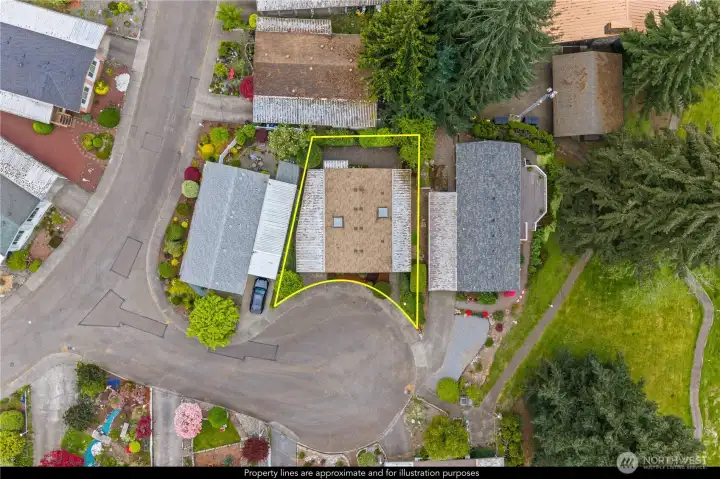 Aerial photo of the home. Boundary lines for illustrative purposes only.