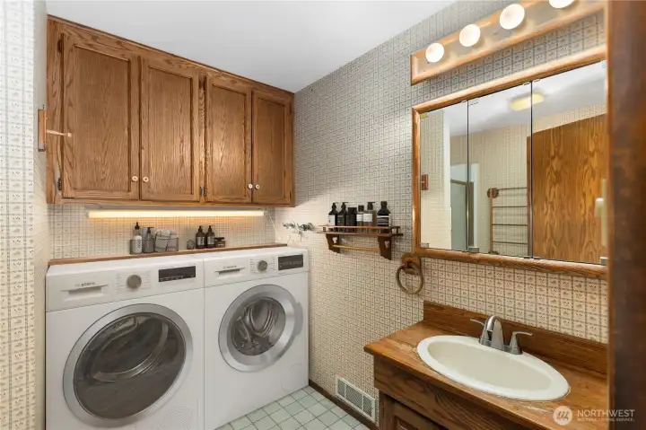 Washer and dryer do not convey - virtually staged