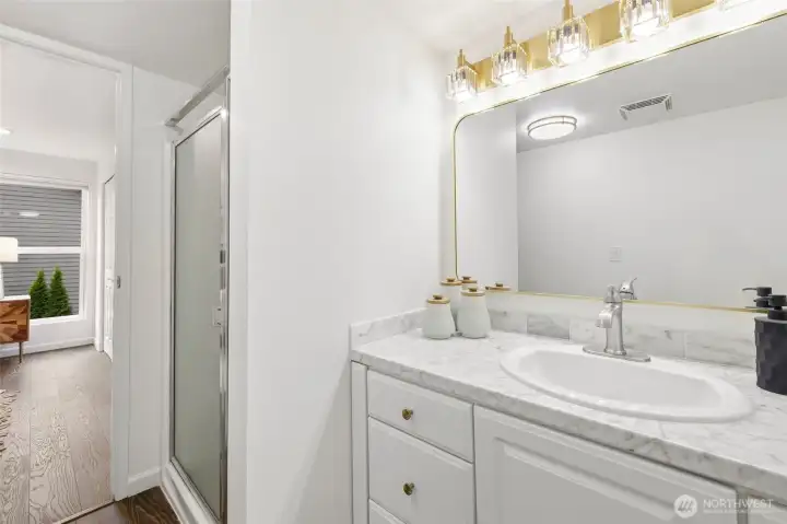 En suite 3/4 bathroom En suite 3/4 bathroom