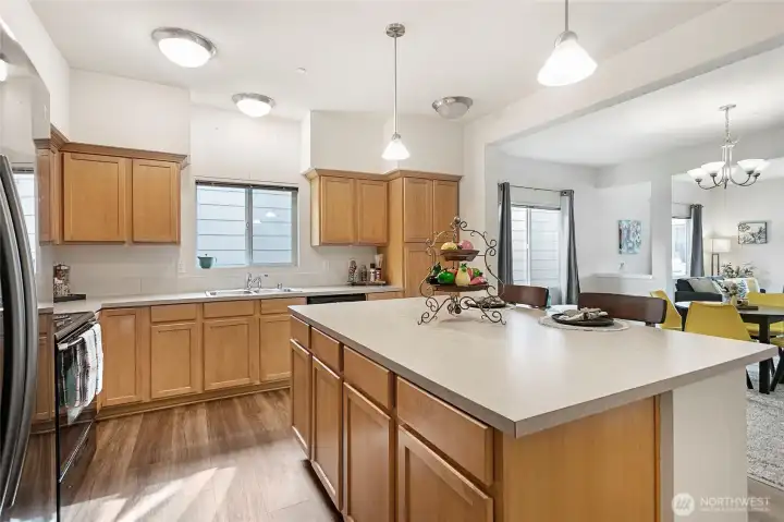 Large prep-island with pull-out drawers. Large prep-island with pull-out drawers.
