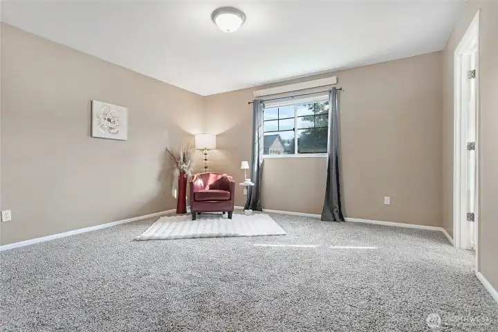 Large primary, with walk-in closet and ensuite. Large primary, with walk-in closet and ensuite.