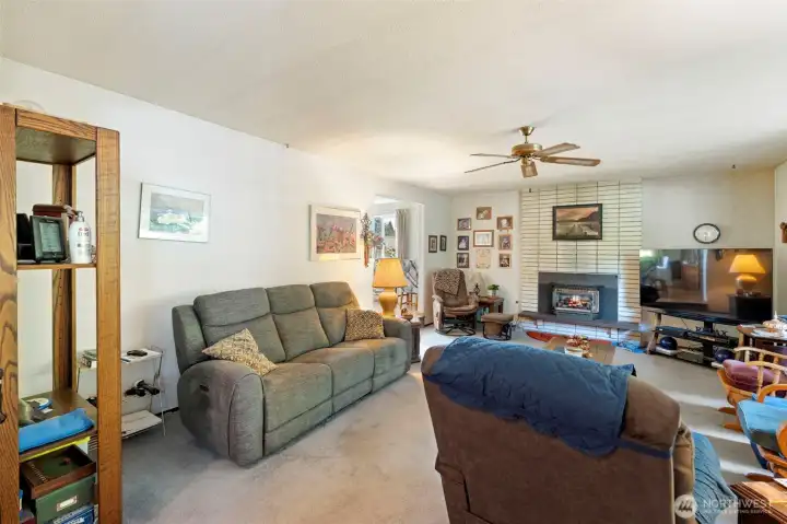 Good sized living room w/ gas fireplace insert Good sized living room w/ gas fireplace insert