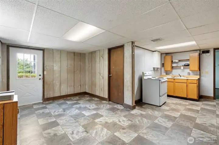 Bottom floor kitchenette with own access Bottom floor kitchenette with own access