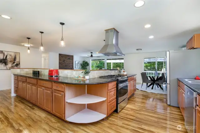 Large kitchen with ample coub=nter space