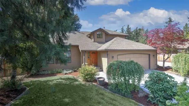 Move-in ready, in an ever so convenient location!