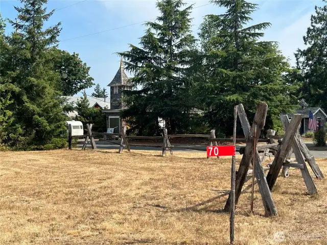 Level site with lots of possibilities ! Right in the heart of the town. Walk to the post office, community center, tennis courts, restaurants and more !