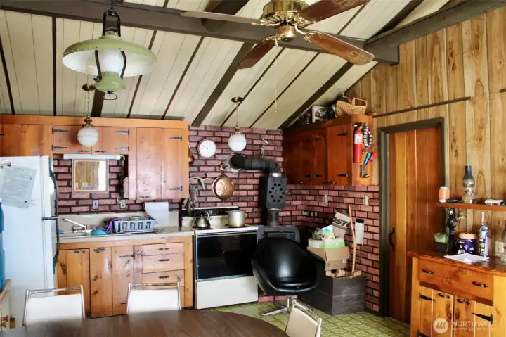 Welcome to the cozy cabin on the lake!