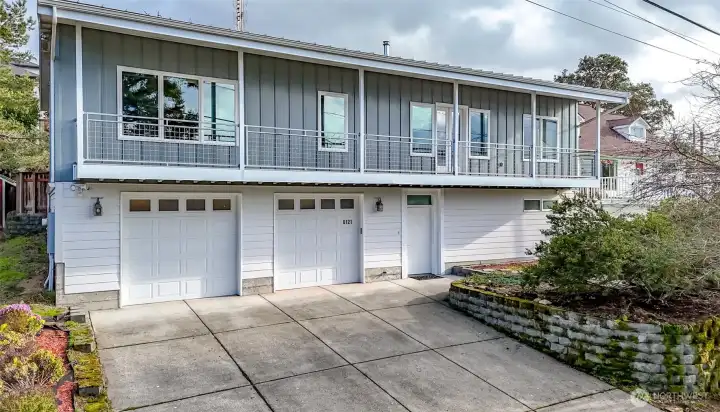 Front of home with large 1,000+ sqfoot garage