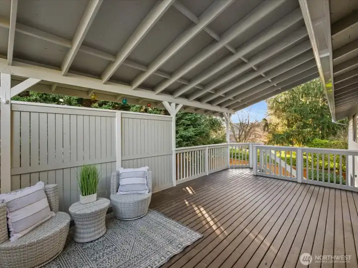 What a wonderful deck! Completely covered, allowing you to use it for barbecuing, relaxing, entertaining year round.