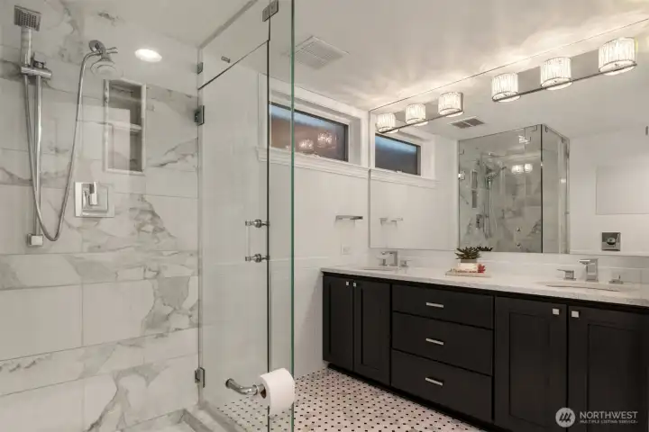 Lower level 3/4 bath.
