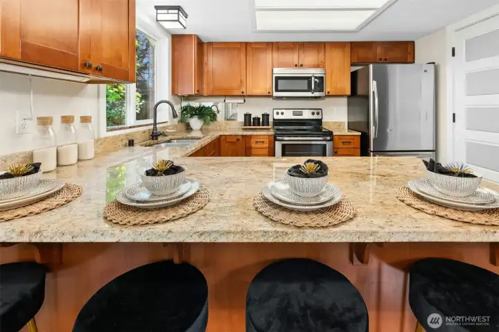 Breakfast bar for easy dining and entertaining.