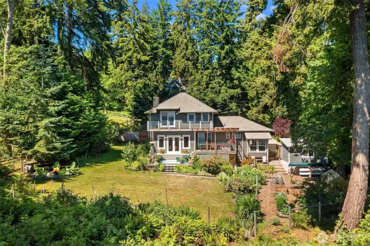 The home offers many vantage points to enjoy the views. The home offers many vantage points to enjoy the views.