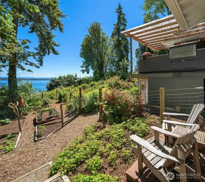 The sauna entrance is through the garden. The sauna entrance is through the garden.