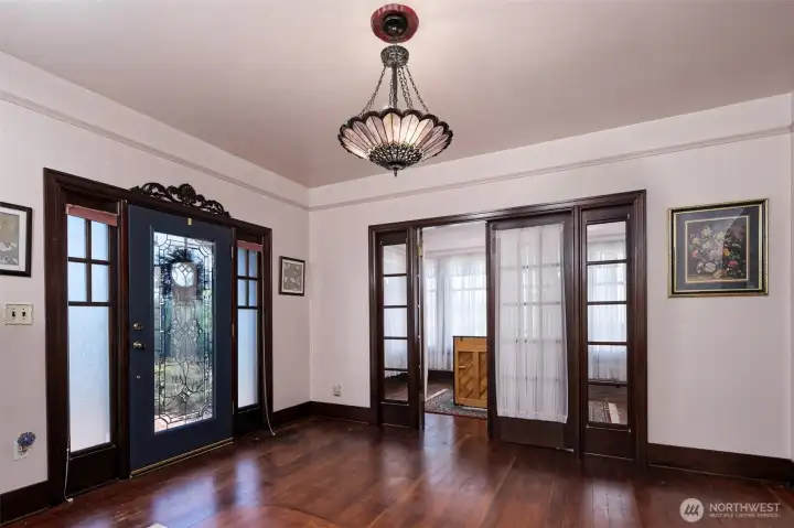 Pocket doors leading to the drawingroom/solarium.