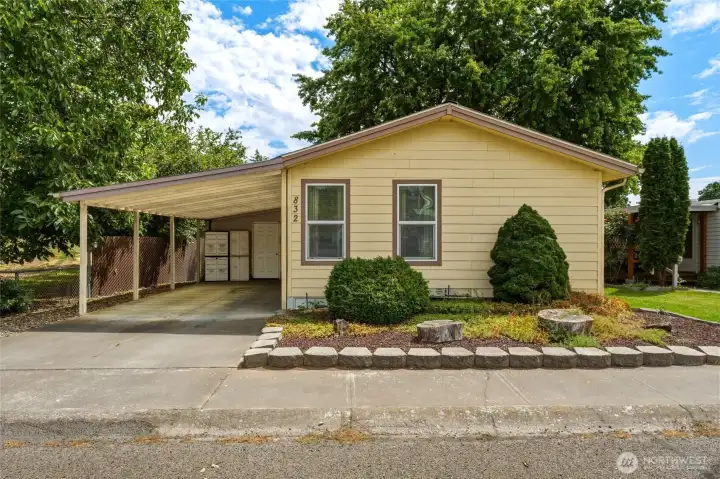 Welcome to 832 SE Scenic View Dr!