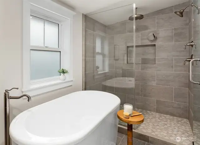 Primary en-suite w/ rain shower & Japanese soaking tub