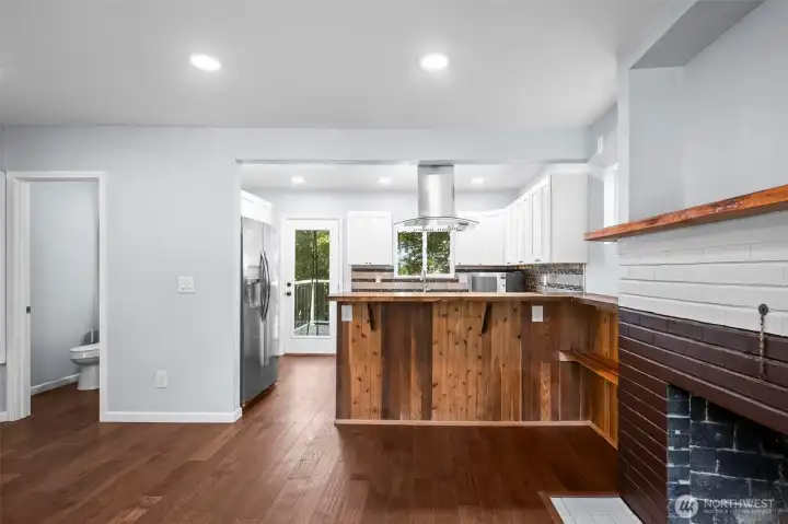 Breakfast bar at the kitchen peninsula