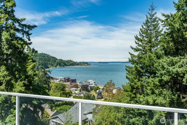 Superb View from each deck that looks over Utsalady Bay! Beautiful Sunsets too!