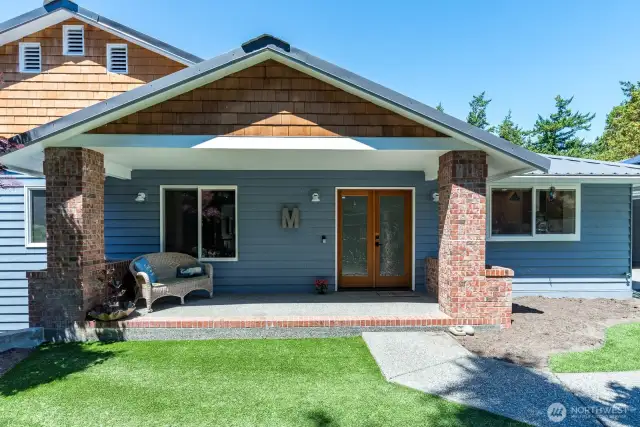 Covered front Entry welcomes you in!