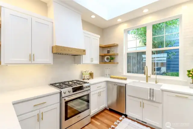 Kitchen - Oven/Range, Light & Bright