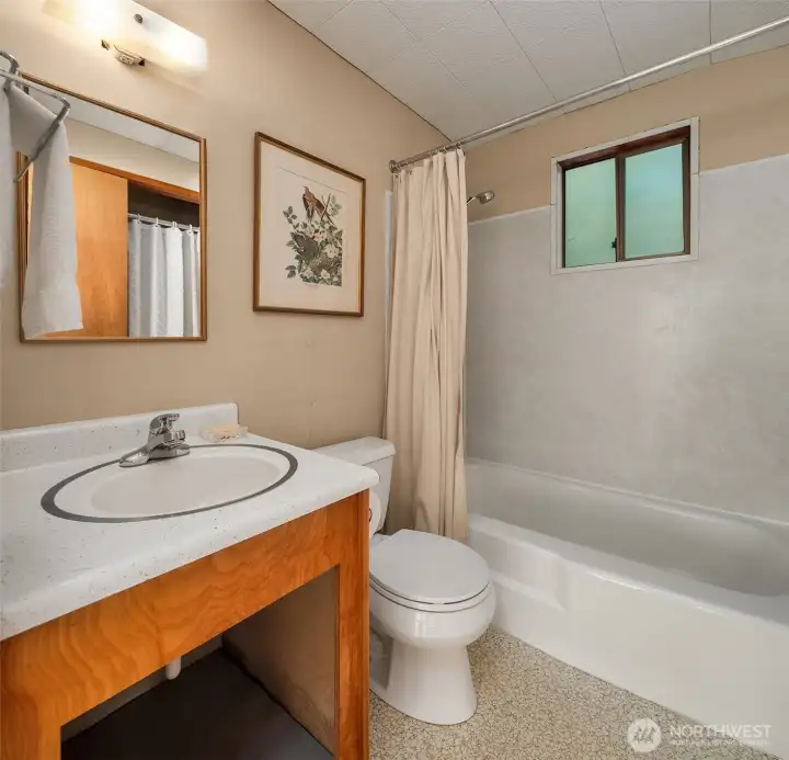 Smaller cabin full bathroom