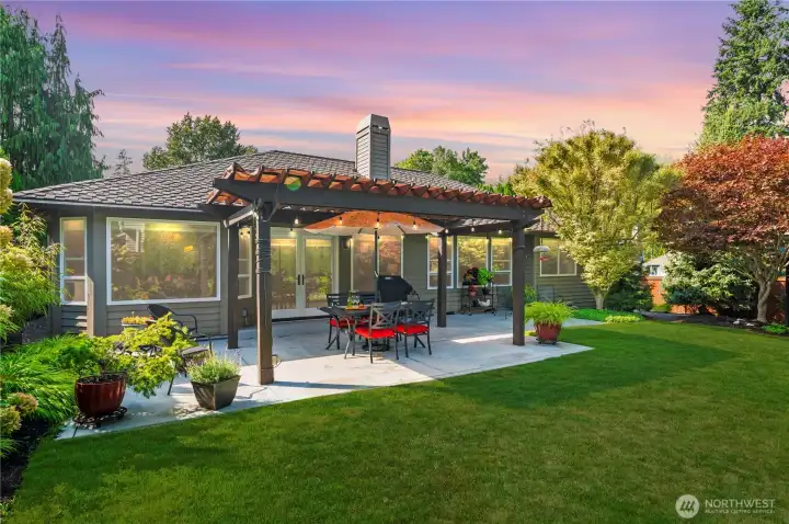 You will end many beautiful days under this pergola.