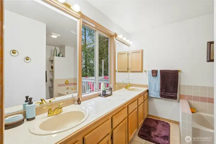 Primary ensuite 5-piece bathroom