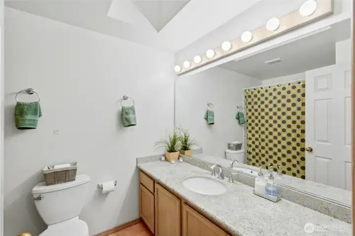 Main Lvl - Full Bath