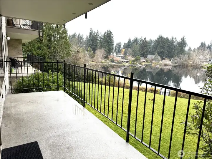 Large deck area for sitting and watching the sunrise, birds, and hummingbirds. Large deck area for sitting and watching the sunrise, birds, and hummingbirds.