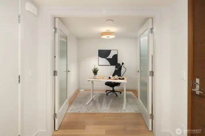 versatile office/flex space ideal for guests or work-from-home needs!