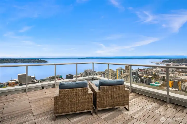 Relax in this sweeping sound view!