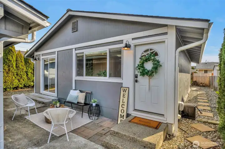 This cozy rambler offers both front & back yard entertaining spaces.