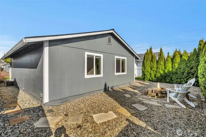 HOA offers common space & community clubhouse. A friendly neighborhood walkable to Frontier Park.